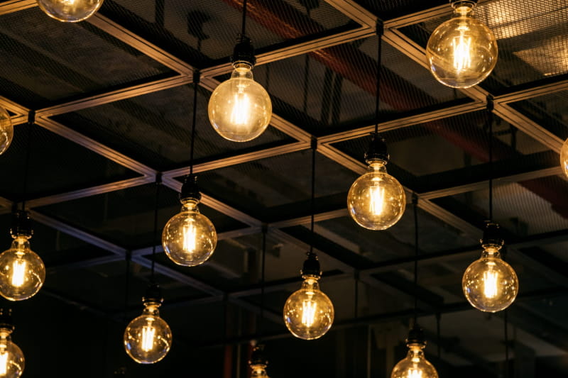lightbulbs-hanging-ceiling (1)