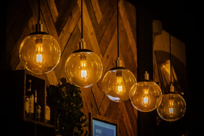 row-decorative-light-bulbs-hanging-cafe (1)